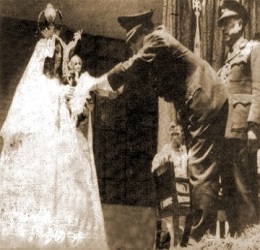 Miembros del ejército condecoran a Chaperito